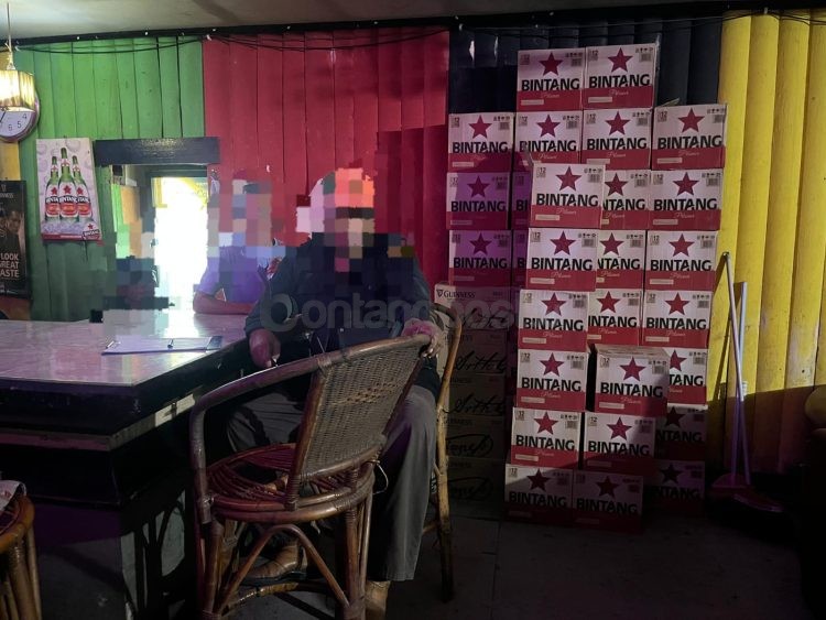 Tempat penyimpanan miras di salah satu tempat karaoke di wilayah Berbas Pantai. (Istimewa)