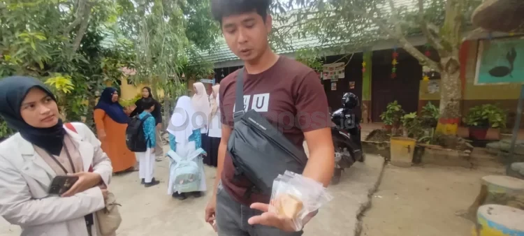 Petugas menunjukkan sampel yang akan melalui uji laboratorium forensik. (IST)
