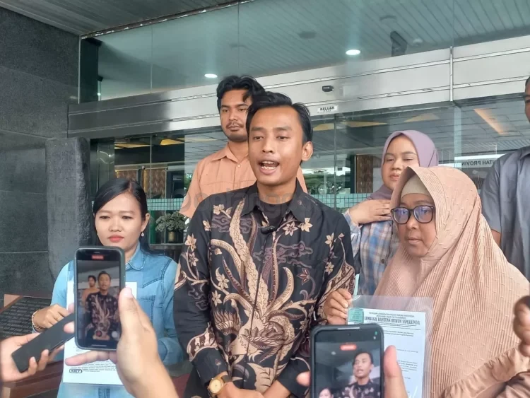 Dari kiri, Mira Fajar Suryati (mahasiswa), Fadil Al Khalif (LBH Samarinda) dan Zahrah Khan (mahasiswa), melayangkan surat audiensi ke Pemprov Kaltim terkait polemik Gratispol. (EKO PRALISTIO/KP)