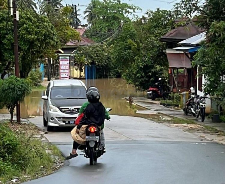 Air meluap hingga ke Jalan Tari Enggang, Kelurahan Guntung.