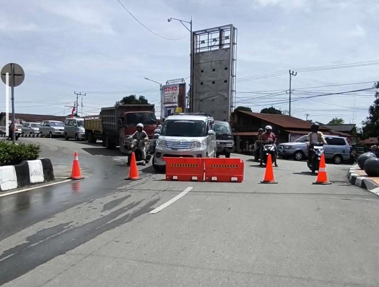 Penutupan Jalan Ahmad Yani di simpang tiga Kantor Kaltim Post atau Bontang Post akibat banjir. (Dwi Kurniawan Nugroho/Bontang Post)