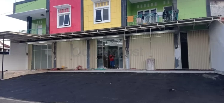 Salah satu bangunan ruko yang berada di Kampung Baru, Berebas Tengah bakal dijadikan toko modern waralaba. (ADIEL KUNDHARA/KP)