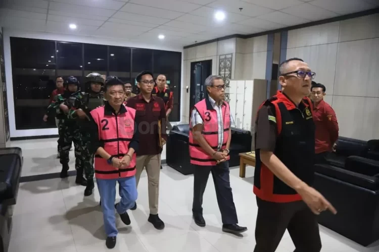 Dua mantan Kepala Dinas Pertambangan Kukar ditahan Kejati Kaltim dalam kasus dugaan penambangan ilegal di atas lahan negara, Rabu (18/2/2026) Malam. (Penkum Kejati Kaltim)