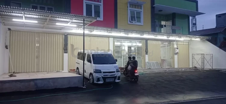 Salah satu toko modern waralaba di Kampung Baru, Bontang Selatan masih belum beroperasional meski identitas telah terpasang. (ADIEL KUNDHARA/KP)