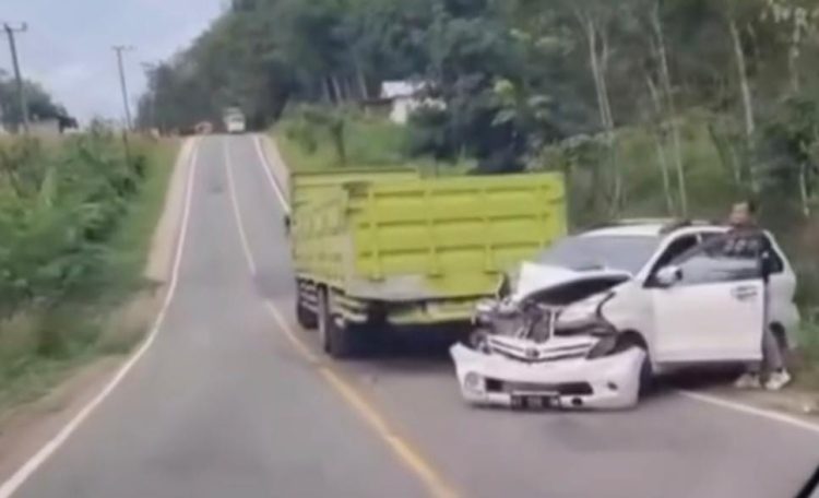 Tampak mobil pribadi berwarna putih mengalami kerusakan parah pada bagian depan setelah menabrak truk di KM 66 Desa Prangat Selatan.