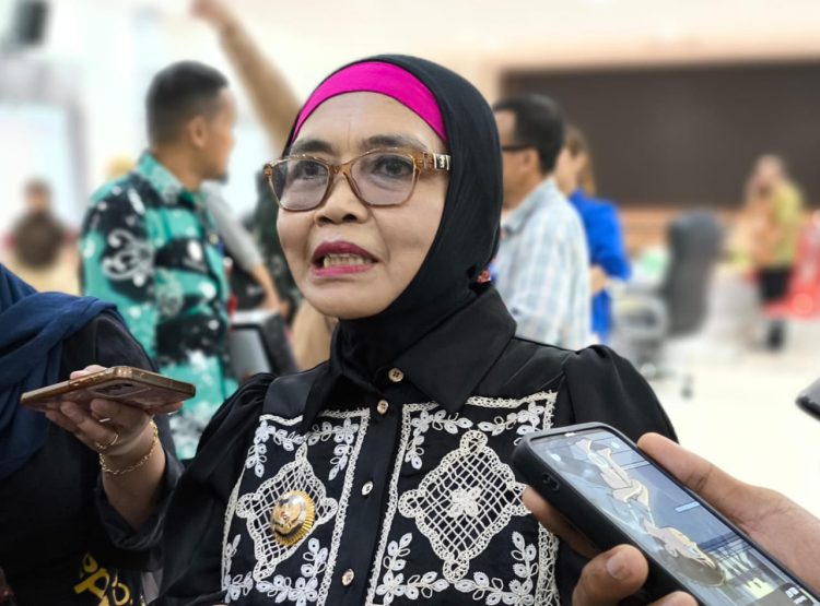 Wali Kota Bontang Neni Moerniaeni memberikan keterangan terkait kebijakan pengadaan mobil dinas di lingkungan Pemkot Bontang. (Nasrullah / Bontang Post)