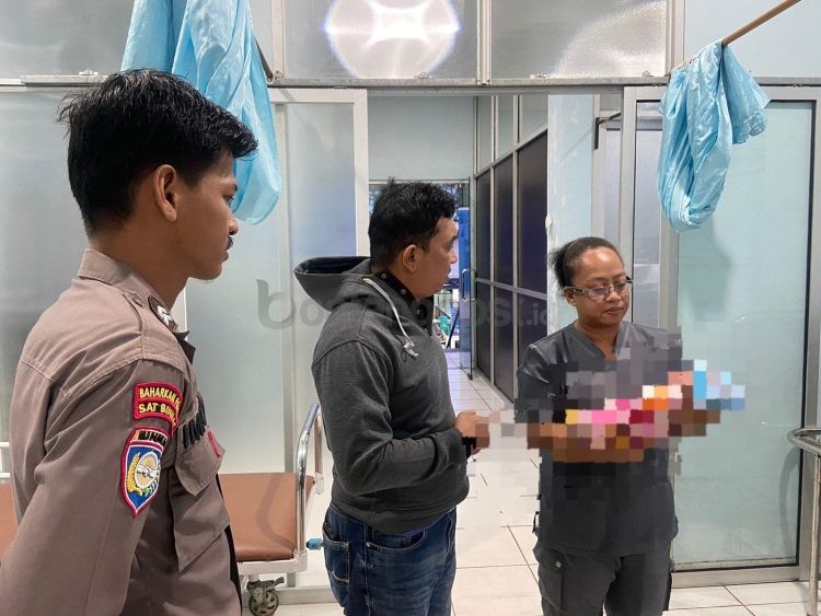 Bayi laki-laki lengkap dengan ari-ari ditemukan di bak mobil pikap warga Muara Badak. Polisi selidiki orang tua bayi tersebut.