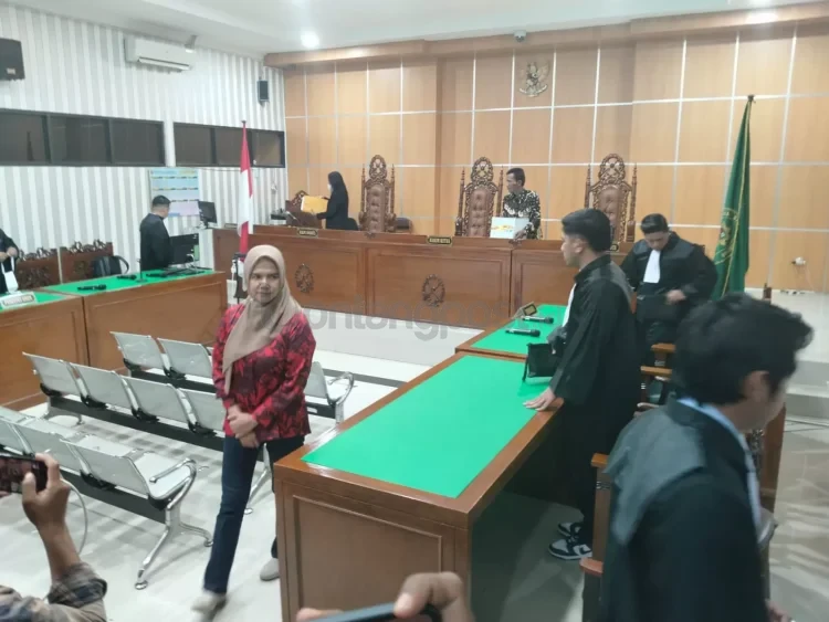 Dayang Donna menjalani sidang beragenda pembacaan putusan sela di Pengadilan Tipikor Samarinda, Kamis (19/2/2026). (BAYU/KP)