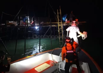 Basarnas Selamatkan 12 Pemancing Terjebak Ombak Tinggi di Perairan Lamaru Balikpapan
