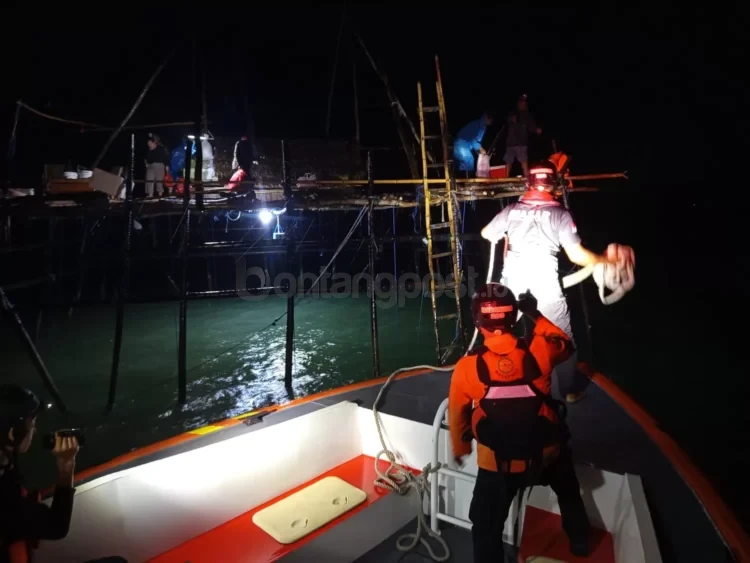 Detik-detik Tim Rescue Basarnas Balikpapan mengevakuasi 12 pemancing yang terjebak di perairan Lamaru saat cuaca ekstrem, Senin (2/2/2026) dini hari. (ist)