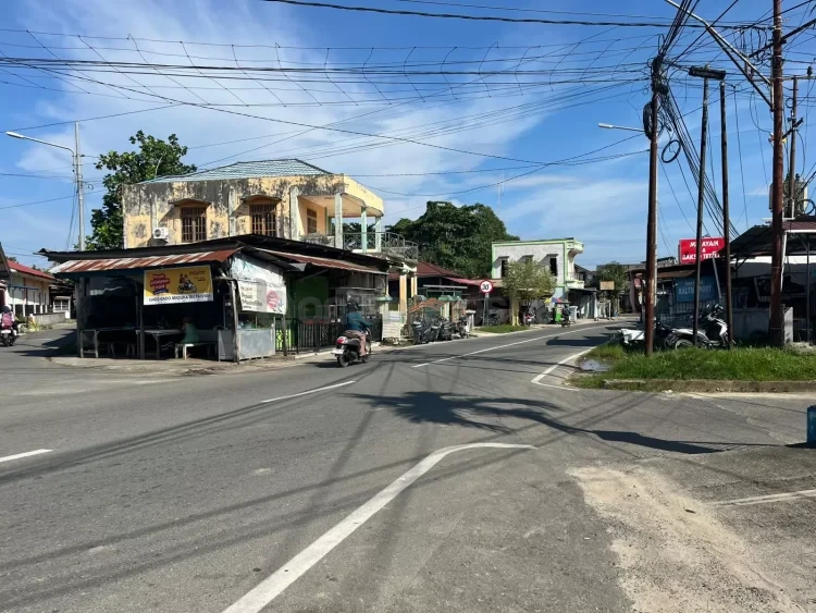 Parit dan trotoar di Jalan Pattimura Bontang bakal diperbaiki agar lebih indah. (ADHIEL KUNDHARA/KP)