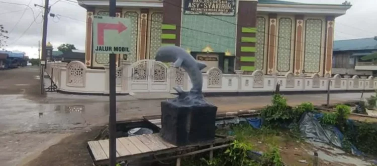 Patung Pesut yang kini viral di Desa Muara Muntai Ulu, Muara Muntai, Kutai Kartanegara. (lp6/kp)