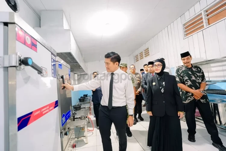 Wali Kota Bontang Neni Moerniaeni Bersama Ketua DPRD Andi Faizal Sofyan Hasdam mendatangi peresmian dapur MBG ke-19 di Kawasan Bontang Lestari. FOTO: ADIEL KUNDHARA/KP