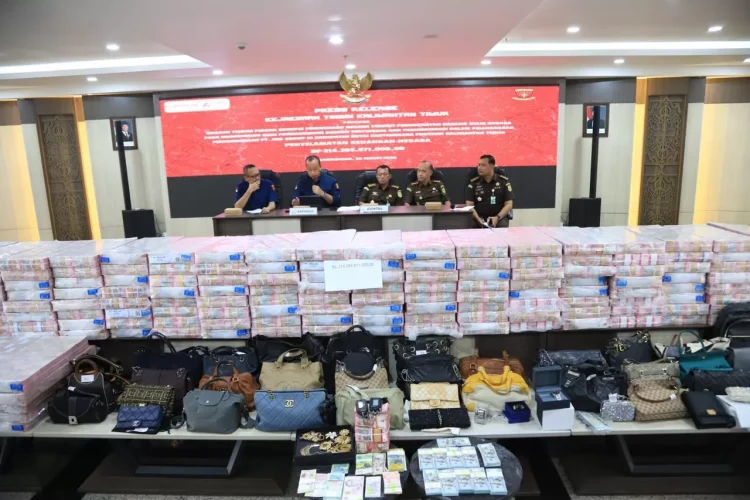 Uang ratusan miliar dan tas mewah yang disita.