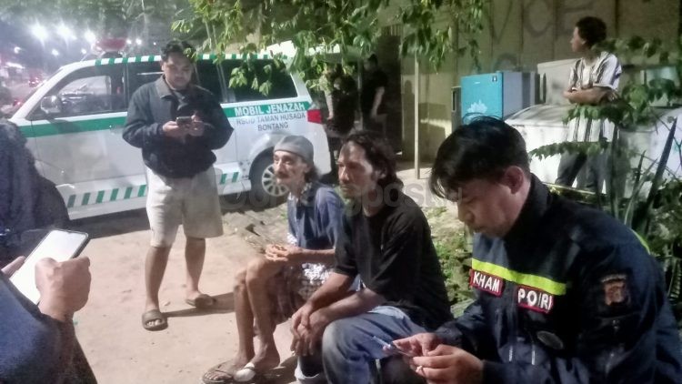 Aparat kepolisian sedang meminta keterangan dari warga sekitar penemuan mayat di Kelurahan Belimbing, Bontang Barat.