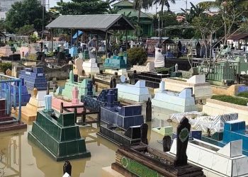 Banjir Rob Rendam TPU Bontang Kuala Saat Lebaran, Warga Tetap Ziarah Meski Terendam Air