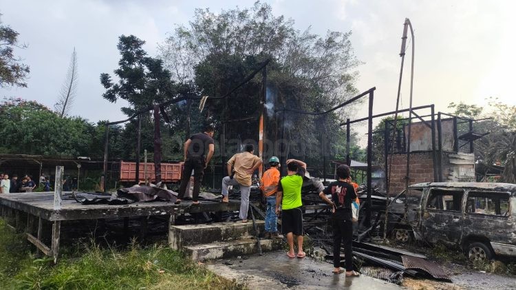 Kondisi bangunan panggung adat lama di Guntung usai dipadamkan petugas Disdamkartan. (Dwi Kurniawan Nugroho/Bontang Post)