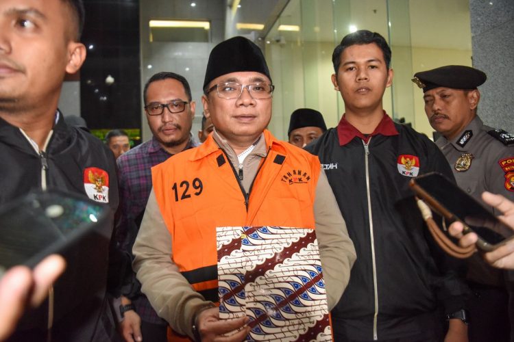 Tersangka kasus dugaan korupsi kuota haji dan penyelenggaraan ibadah haji Yaqut Cholil Qoumas (tengah) mengenakan rompi tahanan usai menjalani pemeriksaan di Gedung Merah Putih KPK, Jakarta, Kamis (12/3/2026). KPK menahan mantan Menteri Agama periode 2020-2024 Yaqut Cholil Qoumas atas kasus dugaan korupsi kuota haji dan penyelenggaraan ibadah haji yang merugikan keuangan negara sekitar Rp622 miliar. ANTARA FOTO/Indrianto Eko Suwarso/wsj.(Indrianto Eko Suwarso)