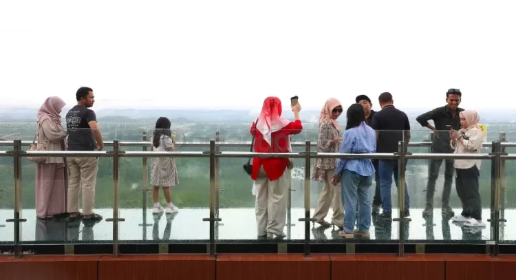 Sejumlah pengunjung saat mengunjungi jembatan kaca di IKN.