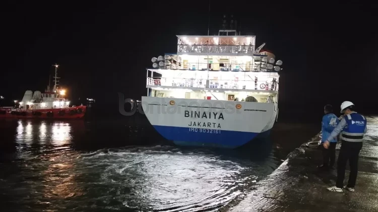 KM Binaiya berangkat dari Pelabuhan Loktuan menuju Parepare dengan mengangkut ratusan penumpang. ADIEL KUNDHARA/KP