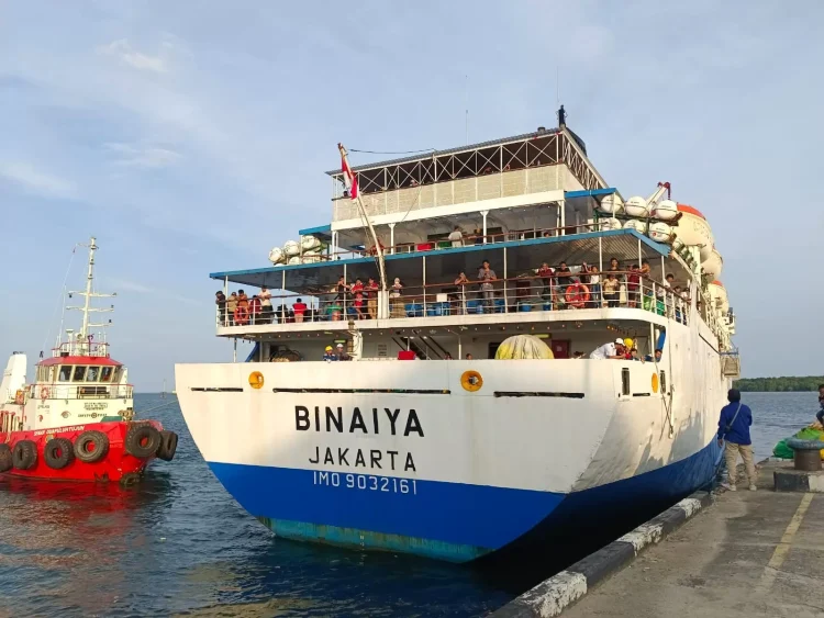 KM Binaiya melakukan pelayaran menuju Parepare pada arus balik Lebaran kali ini dari Pelabuhan Loktuan Bontang. ADIEL KUNDHARA/KP
