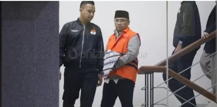 Yaqut Cholil Qoumas ini menggunakan seragam usai susah ditahan KPK. (FOTO: IST)