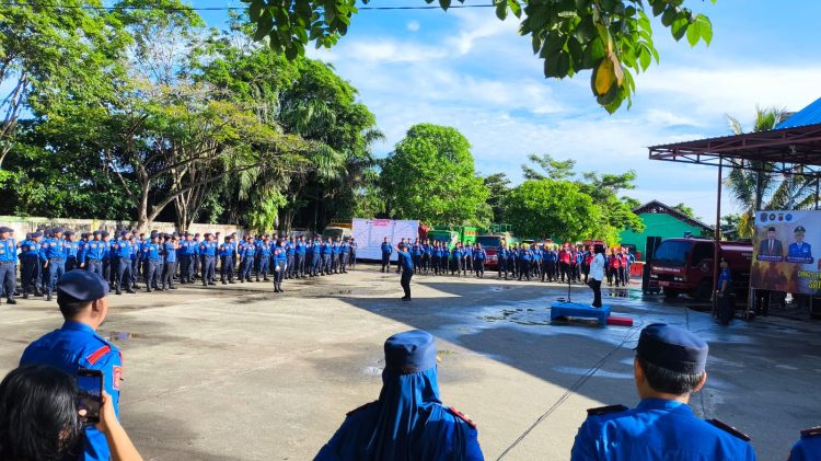 Petugas Damkar berstatus outsourcing di lingkungan Pemkot Bontang dipastikan menerima THR satu bulan gaji penuh tahun ini.  (Dwi Kurniawan Nugroho / Bontang Post)