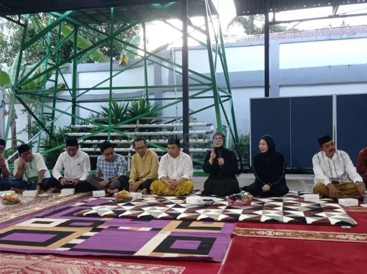 Wali Kota Neni Moerniaeni dan Wakil Wali Kota Agus Haris memberikan arahan saat silaturahmi dan buka puasa bersama insan pers di Rumah Jabatan Wakil Wali Kota Bontang. (ADIEL KUNDHARA/KALTIM POST)