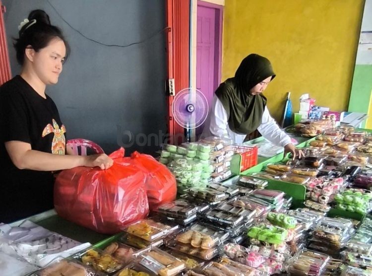 Toko Takjil Pak Thamrin di Jalan Angkasa, tepat di samping Puskesmas Bontang Selatan 2, Kelurahan Berbas Tengah. (Nasrullah/Bontang Post)