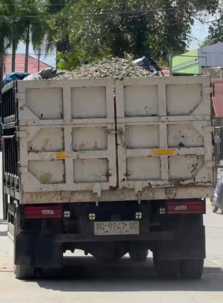 Truk pengangkut koral di Jalan Pelabuhan III Bontang masih melintas tanpa menutup terpal. Warga Tanjung Laut Indah keluhkan debu dan material