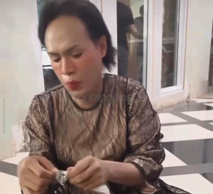 Tangkapan layar video pria yang membaca doa berbuka puasa sambil menyelipkan kata-kata kasar yang viral di media sosial. Polisi masih menelusuri identitas pria dalam video tersebut.