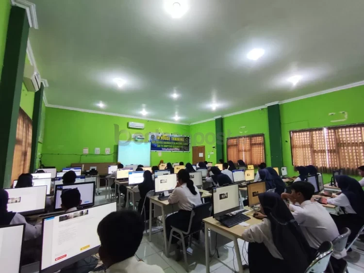 Pelajar di SMP 7 Bontang menjalani gladi bersih pelaksanaan tes kemampuan akademik (TKA) menggunakan fasilitas sekolah. (ADIEL KUNDHARA/KP)