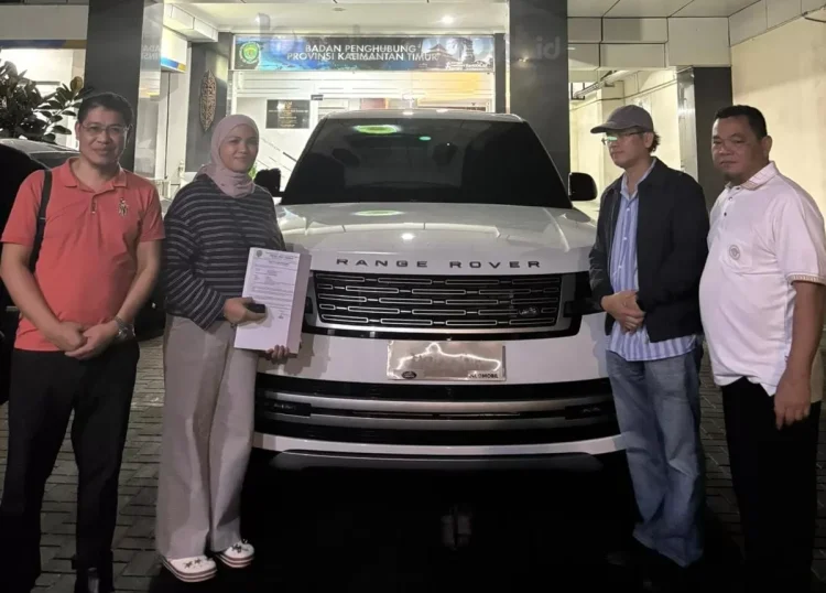 Plt Kepala Biro Umum Setdaprov Kaltim, Astri Intan Nirwany, menyerahkan dokumen unit mobil Range Rover kepada Direktur CV Afisera, Subhan (kanan), di Kantor Badan Penghubung Kaltim, Jakarta. (IST)