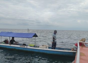 Tiga Pemancing Guntung Dievakuasi BPBD Bontang Setelah Kapal Mati Mesin di Pulau Segajah