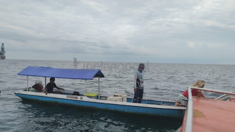 Tiga pemancing asal Guntung saat dievakuasi oleh anggota BPBD Kota Bontang setelah kapal mereka mengalami mati mesin di perairan Pulau Segajah.