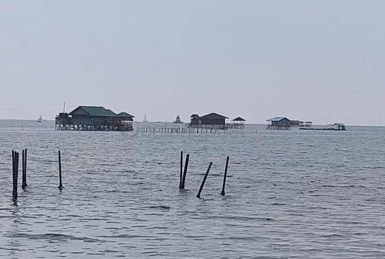 Deretan vila di kawasan wisata Bontang Kuala, Bontang. Berdasarkan data pemerintah, dari 32 vila yang berdiri di kawasan tersebut, delapan di antaranya belum memiliki izin. (Nasrullah/Bontang Post)