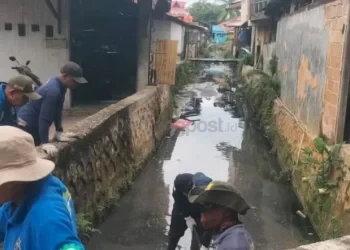 Antisipasi Genangan, Dinas PUPRK Bontang Bersihkan Drainase di Samping Pasar Telihan