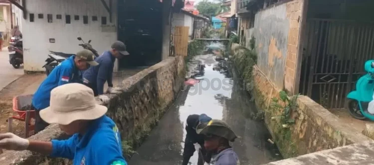 Petugas harian lepas dari Dinas PUPRK Bontang melakukan pembersihan saluran drainase di sekitar Pasar Telihan.&nbsp; (ADIEL KUNDHARA/KP)