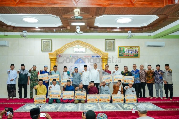 Pupuk Kaltim memberikan bantuan kepada masjid dan musala saat kegiatan Safari Ramadan 1447 H di Kota Bontang. Total bantuan yang disalurkan mencapai Rp305 juta untuk 28 masjid dan 5 musala.