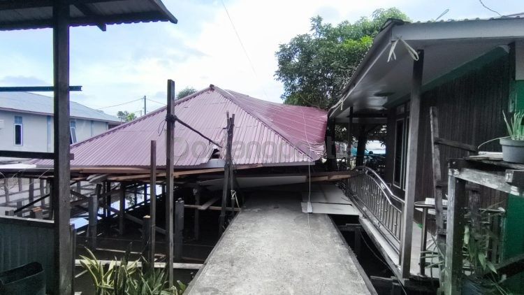 Kondisi rumah warga di Jalan Otista, Gang Bakau Indah 3, Kelurahan Bontang Baru yang roboh akibat hujan disertai angin kencang. (Dwi Kurniawan Nugroho / Bontang Post)