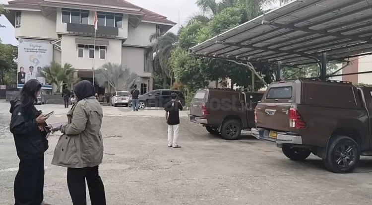 Dua mobil penyidik Kejati Kaltim terparkir di Dinas ESDM Kaltim, Senin Sore (16/3/2026). Informasi yang dihimpun media ini, sedang ada penggeledahan terkait rasuah pertambangan. (BAYU/KP)