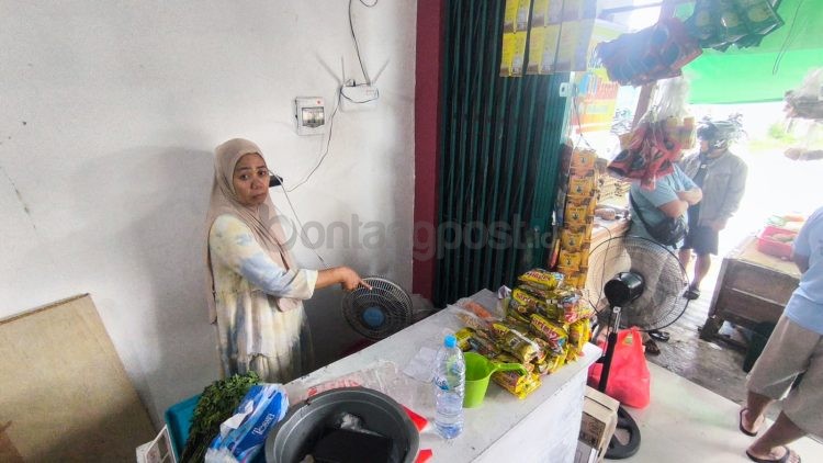 Hasna menunjukkan lokasi tas miliknya yang berisi uang dan emas diambil terduga pelaku.