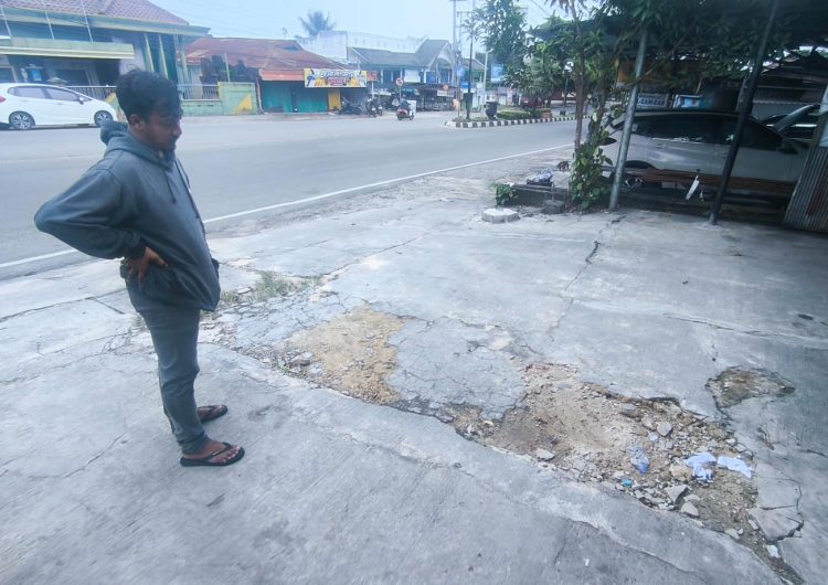 Diki menunjukkan lokasi ditemukannya keponakannya di area parkir depan toko dan rumah makan di Jalan Brigjen Katamso. (Dwi Kurniawan Nugroho/Bontang Post)