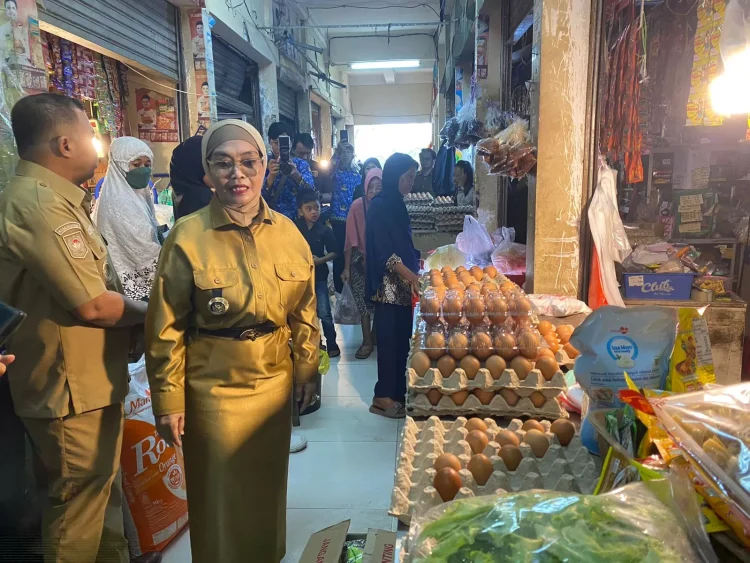 Wali Kota Bontang Neni Moerniaeni meninjau harga komoditas pangan di pasar tradisional jelang Idulfitri. (ADIEL KUNDHARA/KP)
