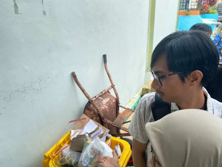 Sarana tempat sampah yang tidak memakai klasifikasi berdasarkan jenisnya menjadi catatan pantauan Wali Kota Bontang Neni Moerniaeni saat berkunjung di Pasar Taman Citra Mas Loktuan. (ADIEL/KP)