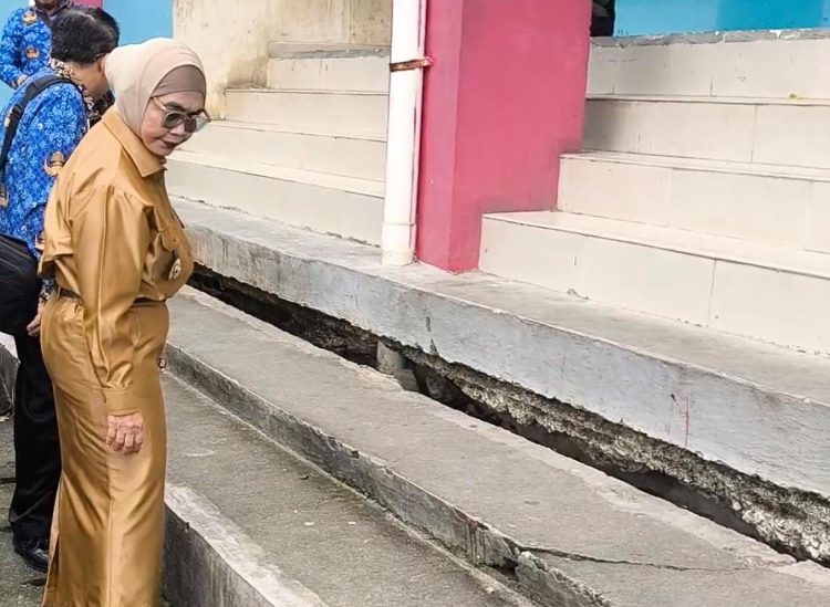 Wali Kota Bontang Neni Moerniaeni menemukan tangga yang amblas saat sidak harga jelang Lebaran di Pasar Telihan. (Dwi Kurniawan Nugroho/Bontang Post)