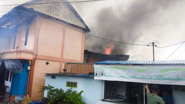 Petugas pemadam masih berupaya memadamkan api dalam kebakaran di Jalan Veteran, Kelurahan Berbas Tengah.