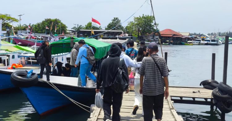 Wisatawan bersiap menyeberang ke Pulau Beras Basah melalui pelabuhan di Tanjung Laut Indah saat libur Lebaran. Kunjungan meningkat signifikan hingga H+3. (Dwi Kurniawan Nugroho/Bontang Post)
