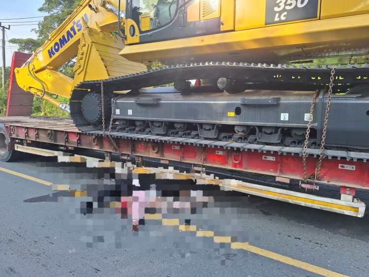Kondisi sepeda motor korban dan truk trailer di lokasi kecelakaan di KM 43 poros Samarinda–Bontang usai insiden yang menewaskan pengendara perempuan.