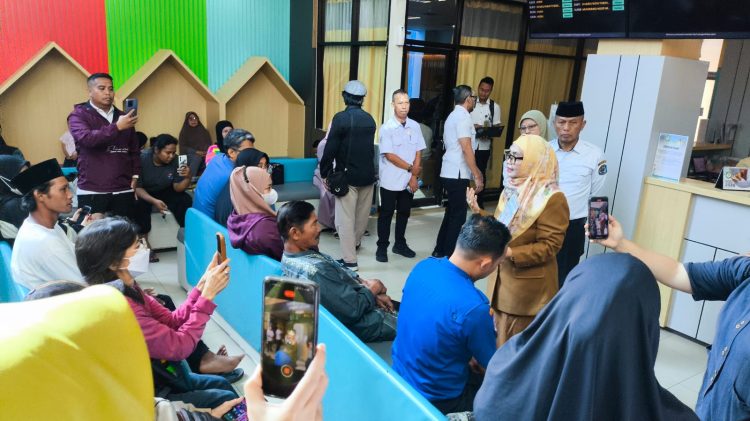 Wali Kota Neni Moerniaeni meninjau langsung layanan kesehatan saat sidak di RSUD Taman Husada pada hari pertama kerja usai libur Lebaran. (Dwi Kurniawan Nugroho/Bontang Post)